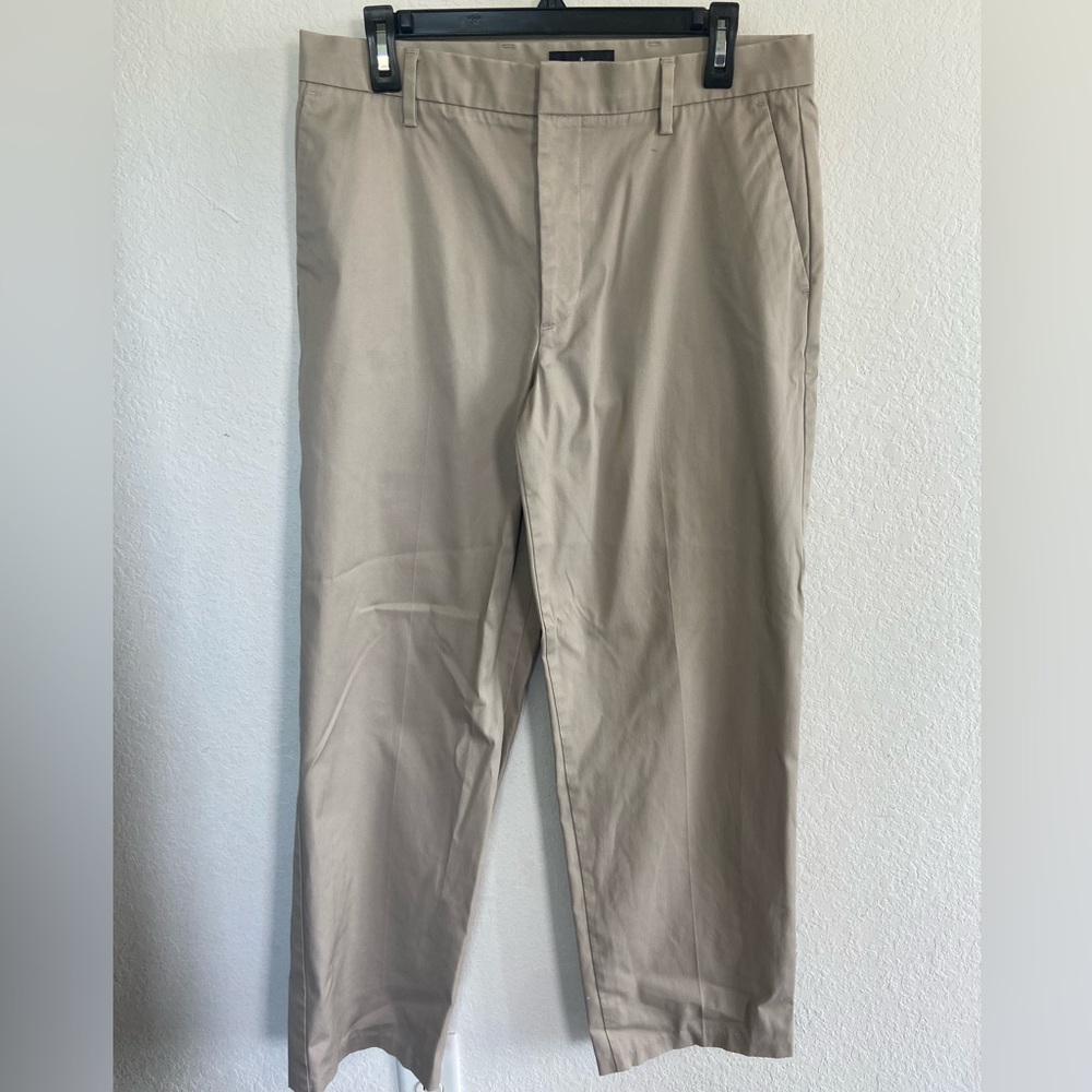 Dockers flat front classic fit slacks beige 32x32 in great shape office attire